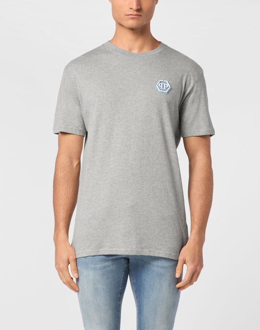 Philipp Plein Iconic Plein 灰色款左胸藍色六角形PP徽章印花細節特寫