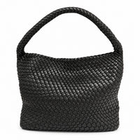 黑色霧面 Vegan Leather 編織托特包正面，肩帶立起的手提樣貌