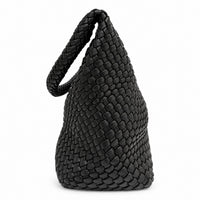 黑色霧面 Vegan Leather 編織托特包側面，側寬約16公分