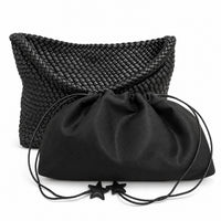 黑色霧面 Vegan Leather 編織托特包與束口內袋，內袋束繩尾端為星星造型