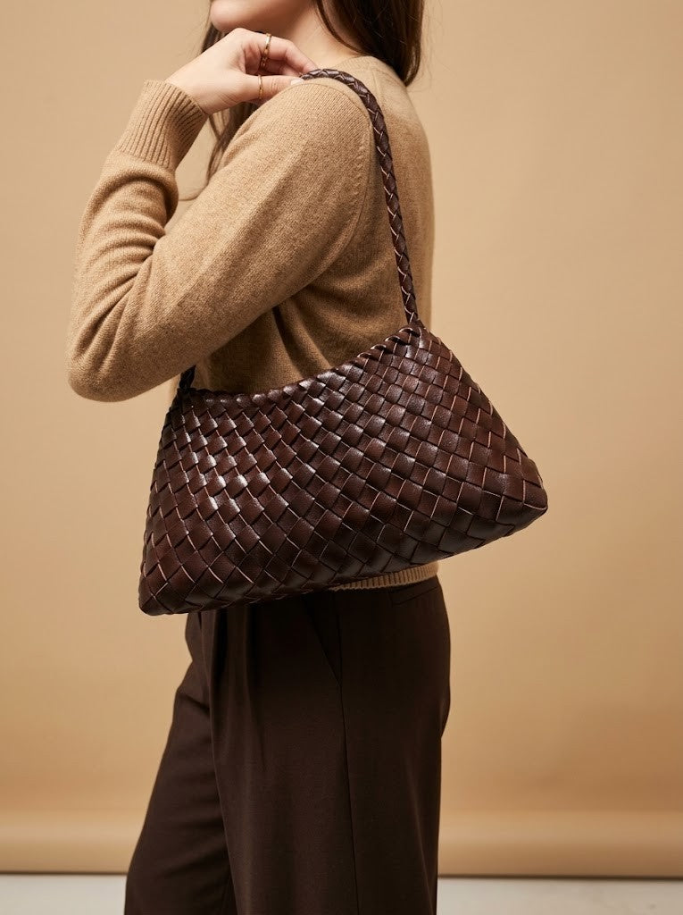 模特兒肩揹咖啡色光面 Vegan Leather 編織肩背包，展示上身比例