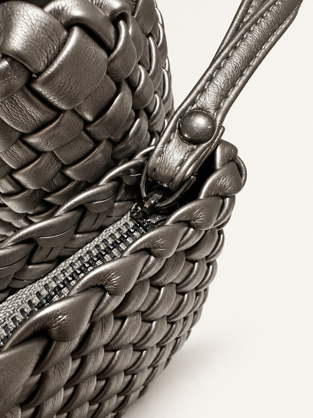 古銀色 Vegan Leather 編織迷你雙提包附贈小包的拉鍊與手腕帶按扣特寫