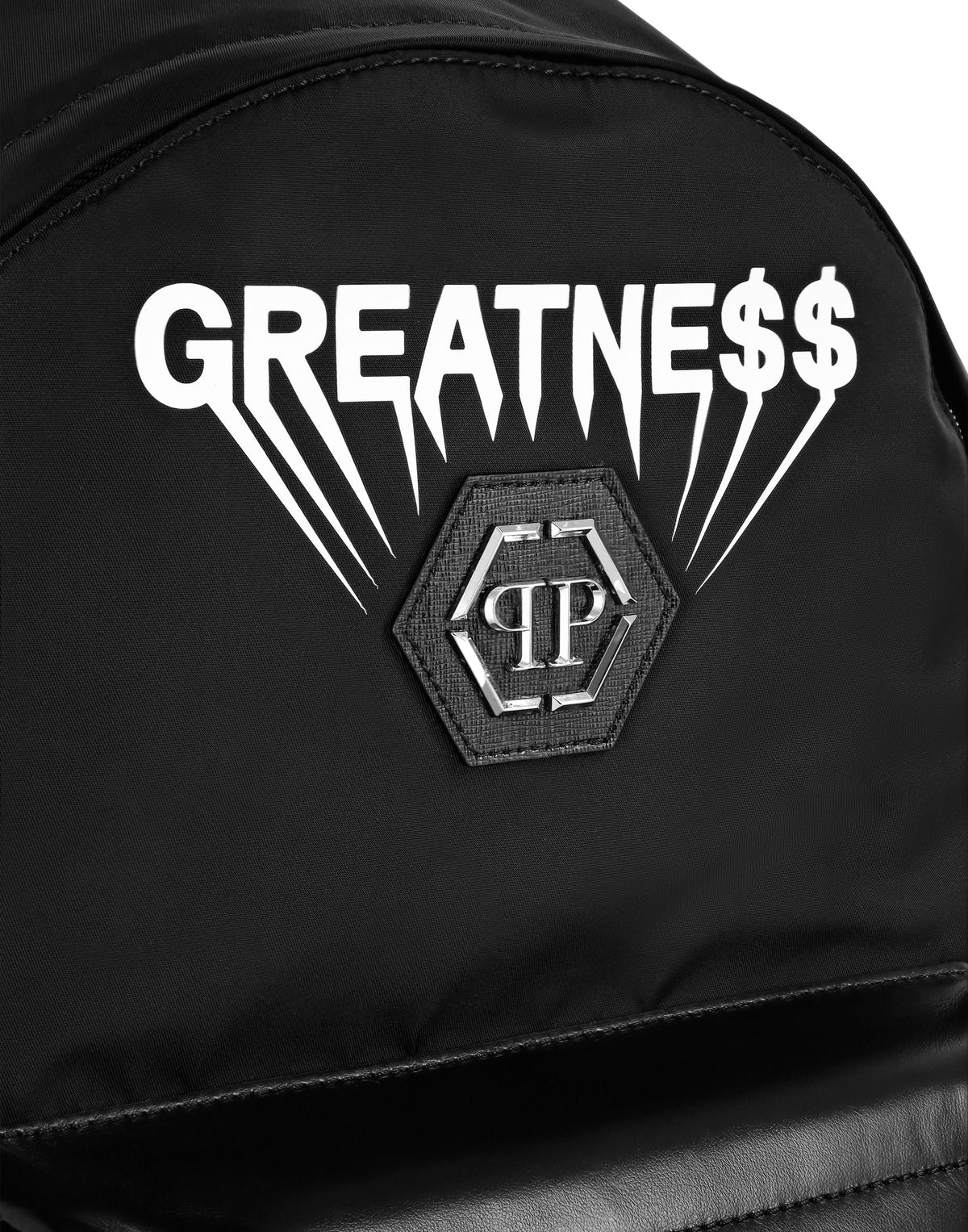 Philipp Plein Greatness 正面GREATNE$$大型印花與六角PP徽章細節特寫