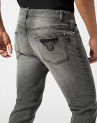 Philipp Plein 男款淺灰牛仔褲後腰品牌識別織標細節