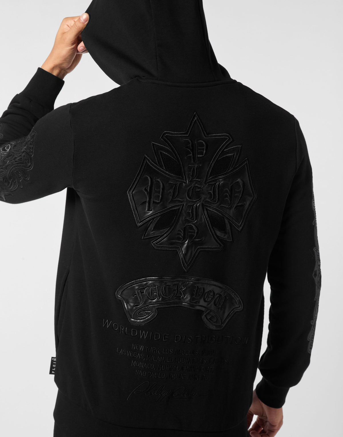 Philipp Plein Chrome Crest 大型黑色皮革哥德十字架立體徽章細節特寫
