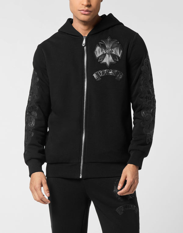 Philipp Plein Chrome Crest 大型黑色皮革哥德十字架立體徽章細節特寫