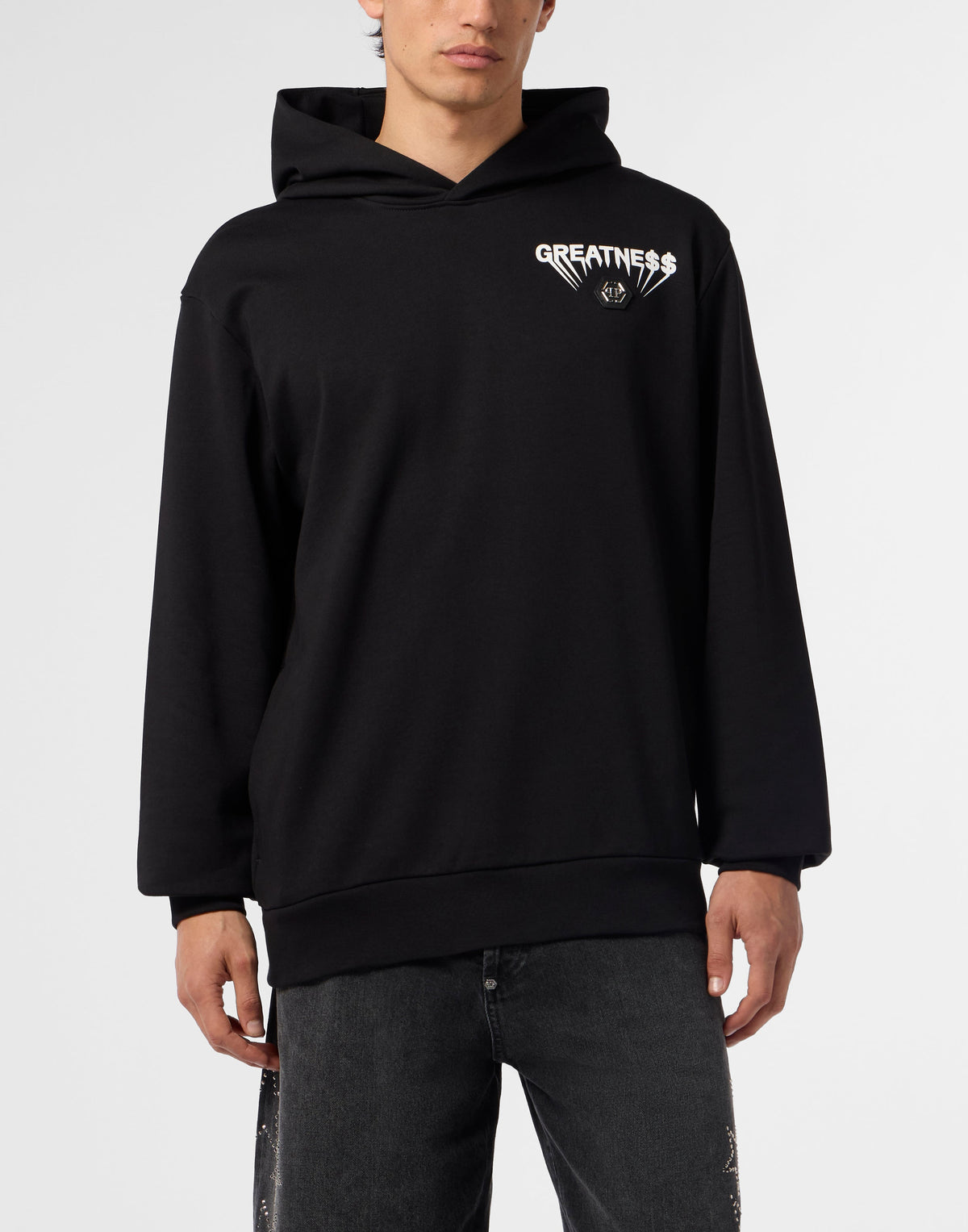 Philipp Plein Hoodie Greatness 左胸GREATNE$$白色印花與六角PP徽章細節特寫