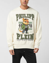 Philipp Plein College Squirrel 正面松鼠卡通刺繡大圖與PHILIPP PLEIN綠色字樣細節特寫
