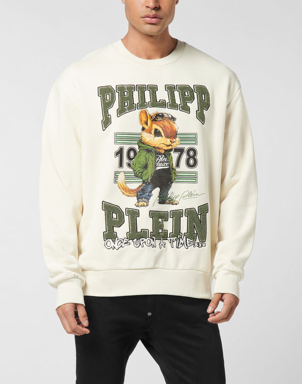 Philipp Plein College Squirrel 正面松鼠卡通刺繡大圖與PHILIPP PLEIN綠色字樣細節特寫