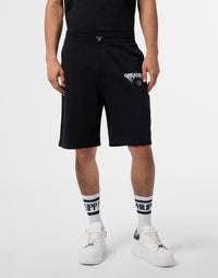 Philipp Plein Shorts Greatness 左腿GREATNE$$白色印花六角PP徽章細節特寫
