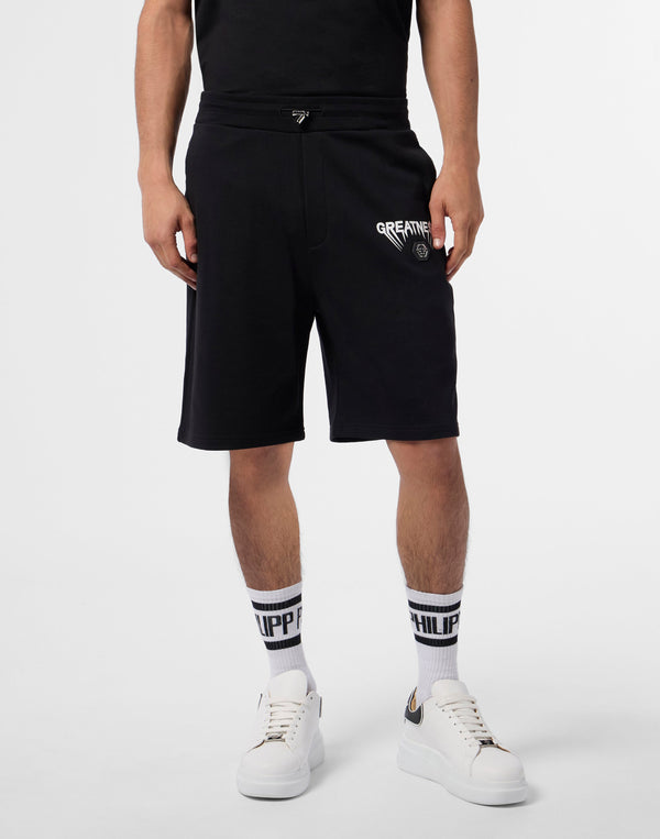 Philipp Plein Shorts Greatness 左腿GREATNE$$白色印花六角PP徽章細節特寫