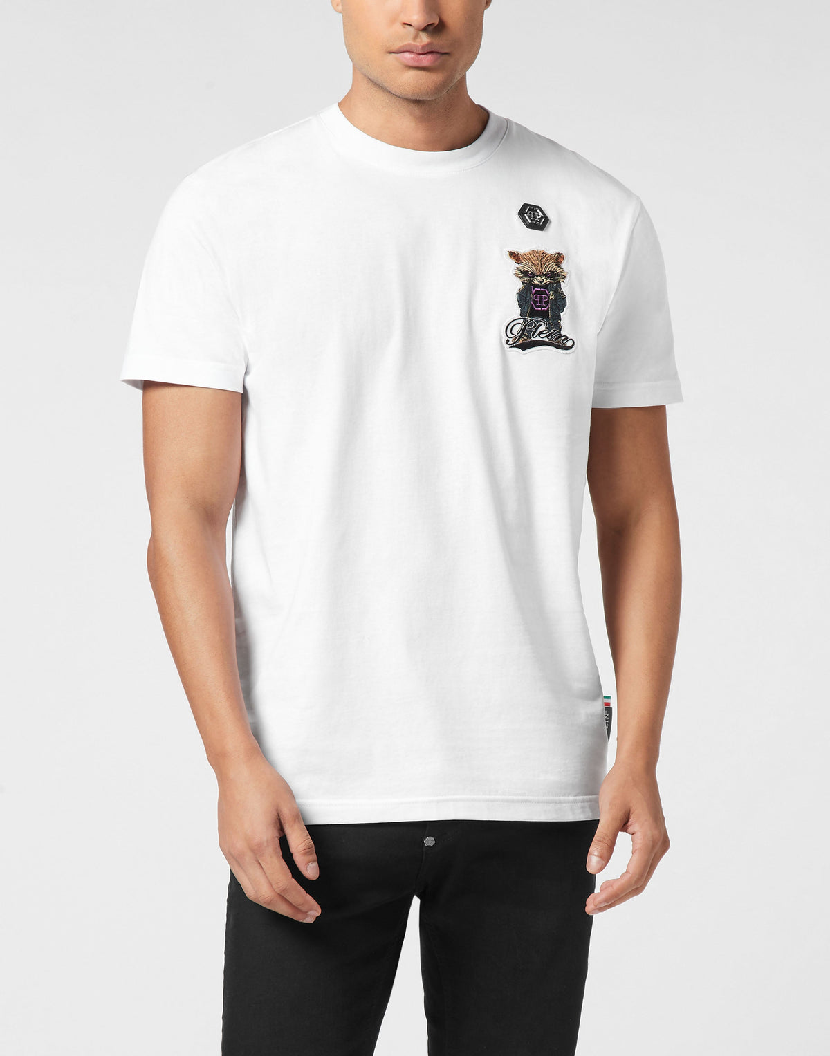 Philipp Plein Raccoon Signature 左胸浣熊卡通刺繡貼布與六角品牌徽章細節特寫