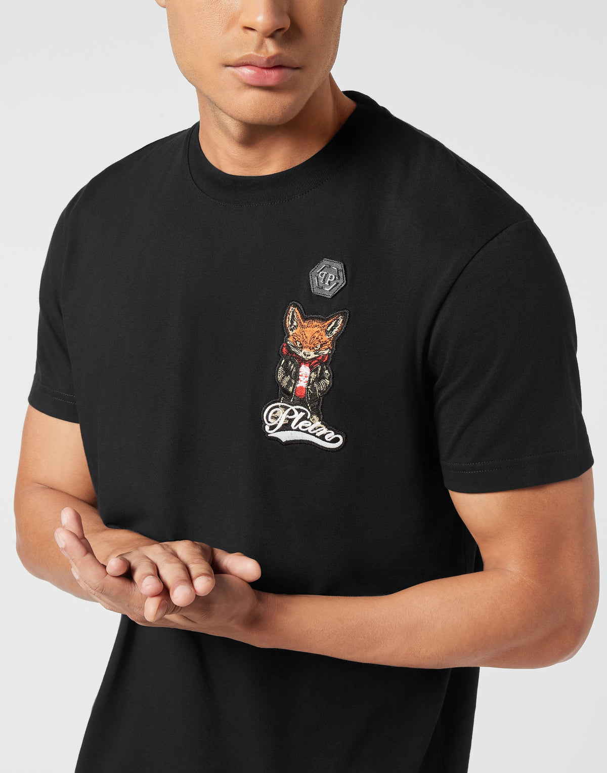 Philipp Plein T-Shirt Fox 圓形品牌徽章與刺繡工藝細節特寫