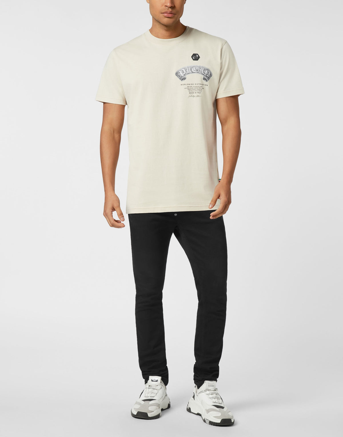 Philipp Plein T-Shirt Plein Banner Baroque Skull 米白左胸拱形PLEIN哥德印花六角徽章圓領T恤 男款正面