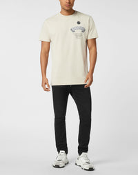 Philipp Plein T-Shirt Plein Banner Baroque Skull 米白左胸拱形PLEIN哥德印花六角徽章圓領T恤 男款正面