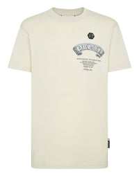 Philipp Plein T-Shirt Plein Banner Baroque Skull 米白左胸拱形PLEIN哥德印花六角徽章圓領T恤 男款正面
