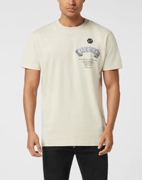 Philipp Plein T-Shirt Plein Banner Baroque Skull 米白左胸拱形PLEIN哥德印花六角徽章圓領T恤 男款正面