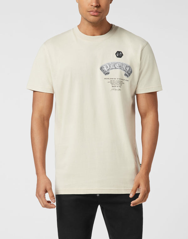 Philipp Plein T-Shirt Plein Banner Baroque Skull 米白左胸拱形PLEIN哥德印花六角徽章圓領T恤 男款正面
