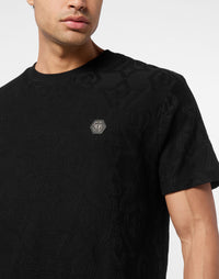 Philipp Plein Jacquard T-Shirt 左胸黑色六角PP徽章與提花布料質感細節