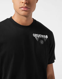 Philipp Plein T-Shirt Greatness 左胸GREATNE$$白色印花六角PP徽章細節特寫