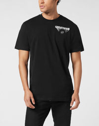 Philipp Plein T-Shirt Greatness 左胸GREATNE$$白色印花六角PP徽章細節特寫