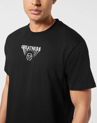 Philipp Plein T-Shirt Greatness 正面置中GREATNE$$刺繡字母大型六角PP徽章細節特寫