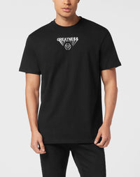 Philipp Plein T-Shirt Greatness 正面置中GREATNE$$刺繡字母大型六角PP徽章細節特寫