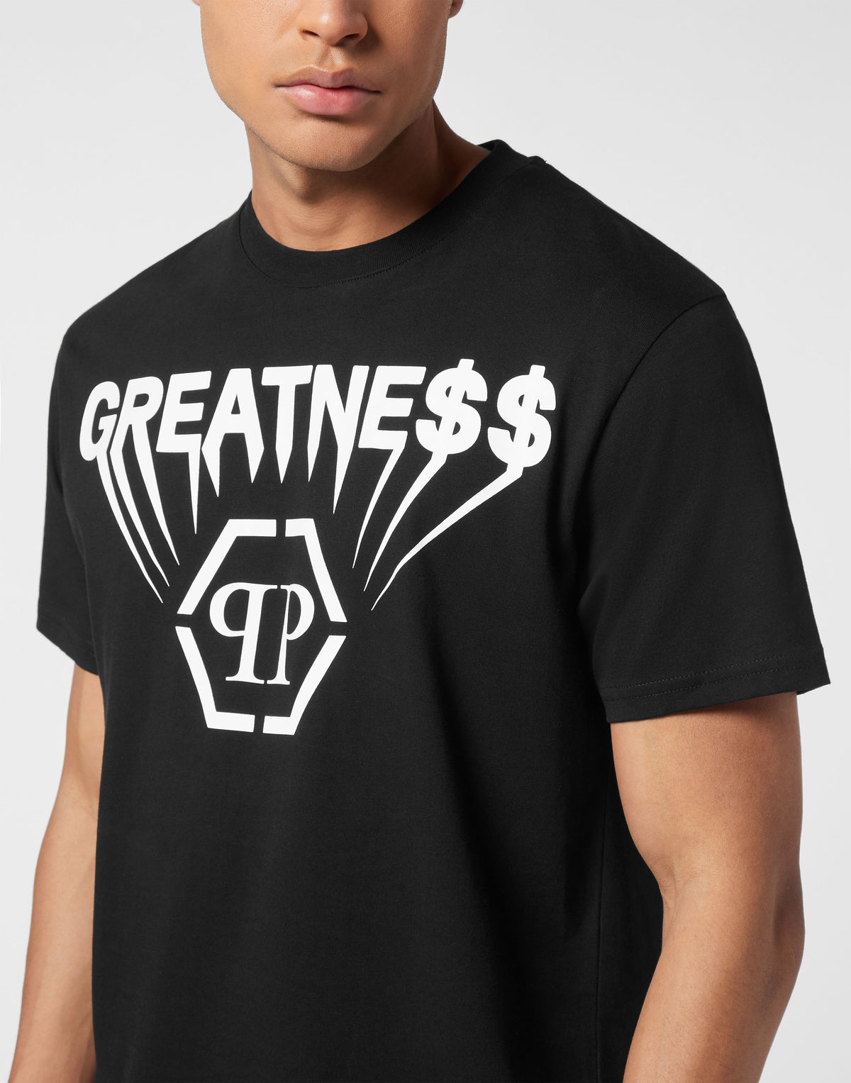 Philipp Plein Printed T-Shirt Greatness 超大GREATNE$$粗體字樣與放射線條六角徽章細節特寫