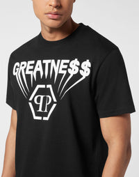 Philipp Plein Printed T-Shirt Greatness 超大GREATNE$$粗體字樣與放射線條六角徽章細節特寫