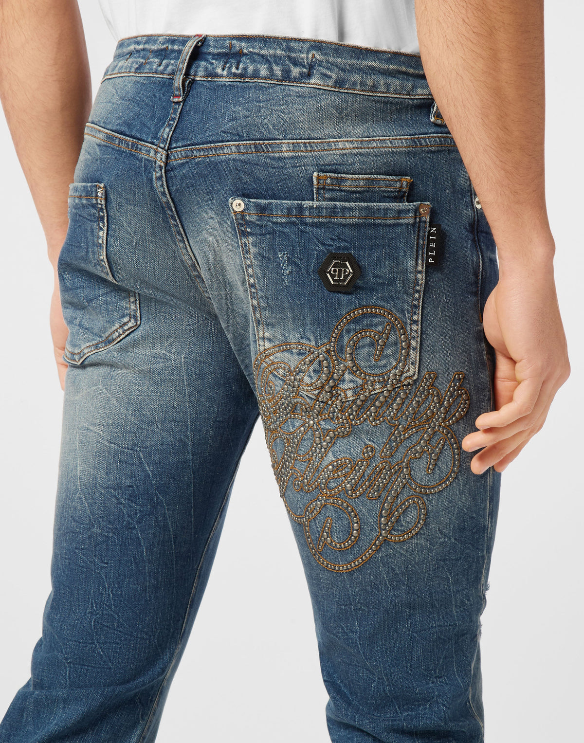 Philipp Plein 後腰品牌識別貼片與皮革貼邊細節特寫