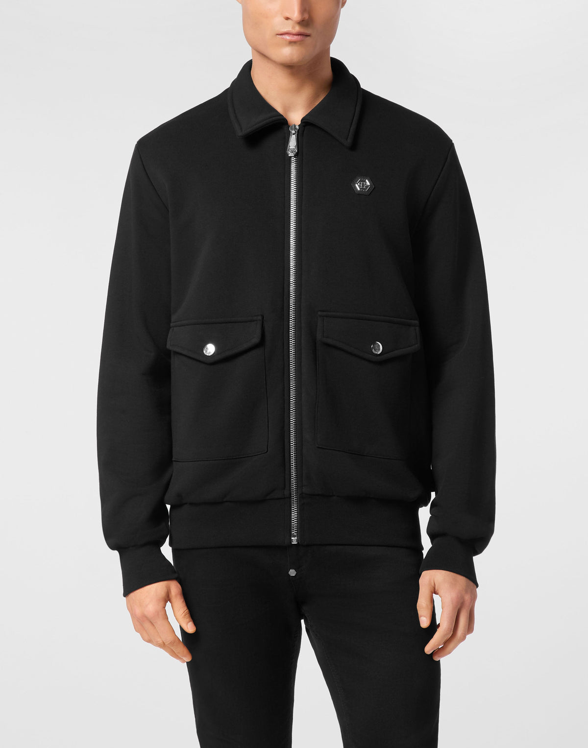 Philipp Plein Jacket Coster 左胸圓形品牌Logo金屬徽章與雙釦翻蓋口袋細節
