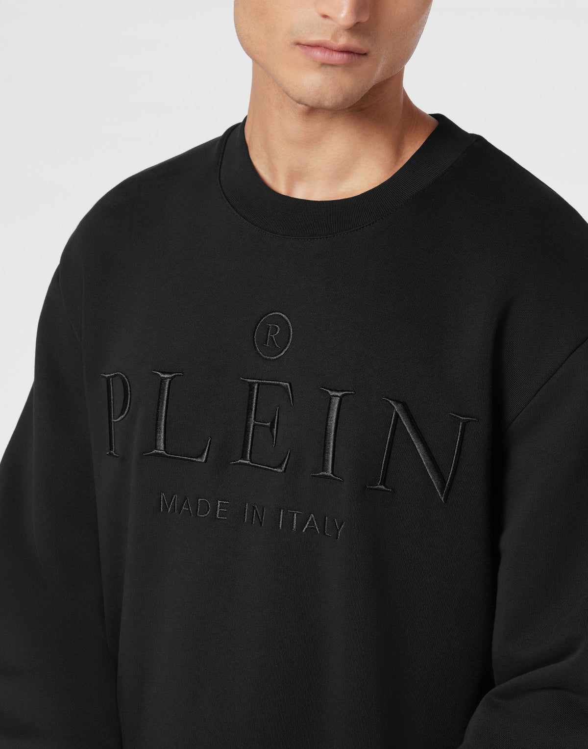 Philipp Plein 左胸圓形品牌Logo徽章與袖口羅紋細節特寫