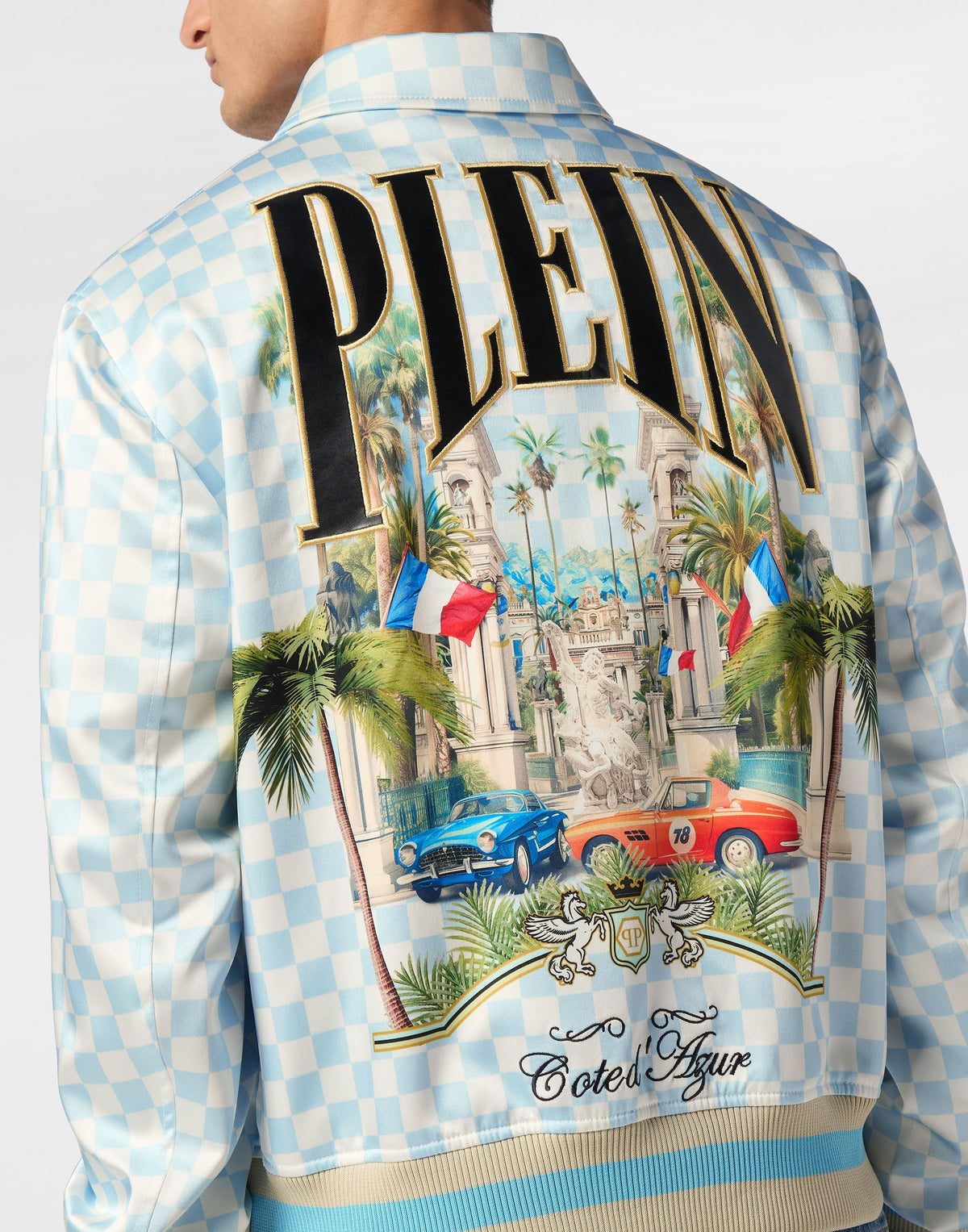 Philipp Plein 胸前 PLEIN 品牌刺繡與金屬釦件細節特寫