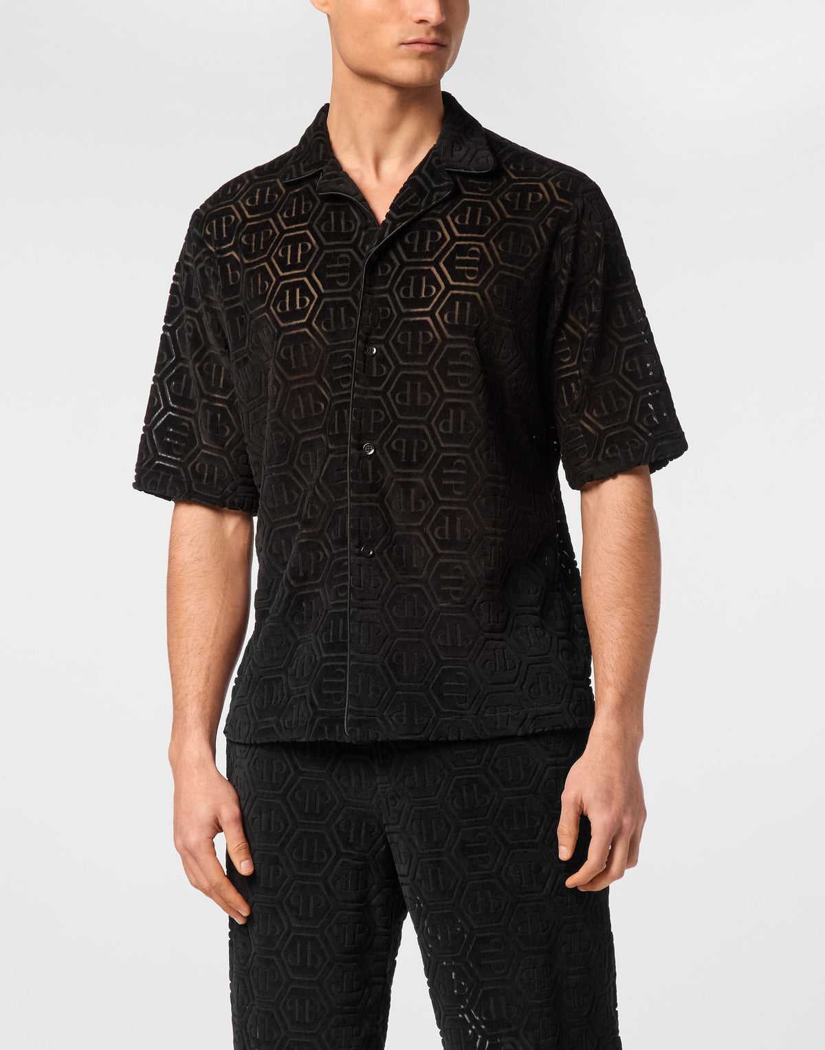 Philipp Plein Shirt SS Fit Jacquard Monogram 黑色毛圈絨面六角PP浮雕保齡球領短袖襯衫 男款正面