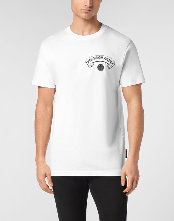 Philipp Plein Gothic Plein 左胸Fucking Happy哥德字樣與六角徽章印花細節特寫