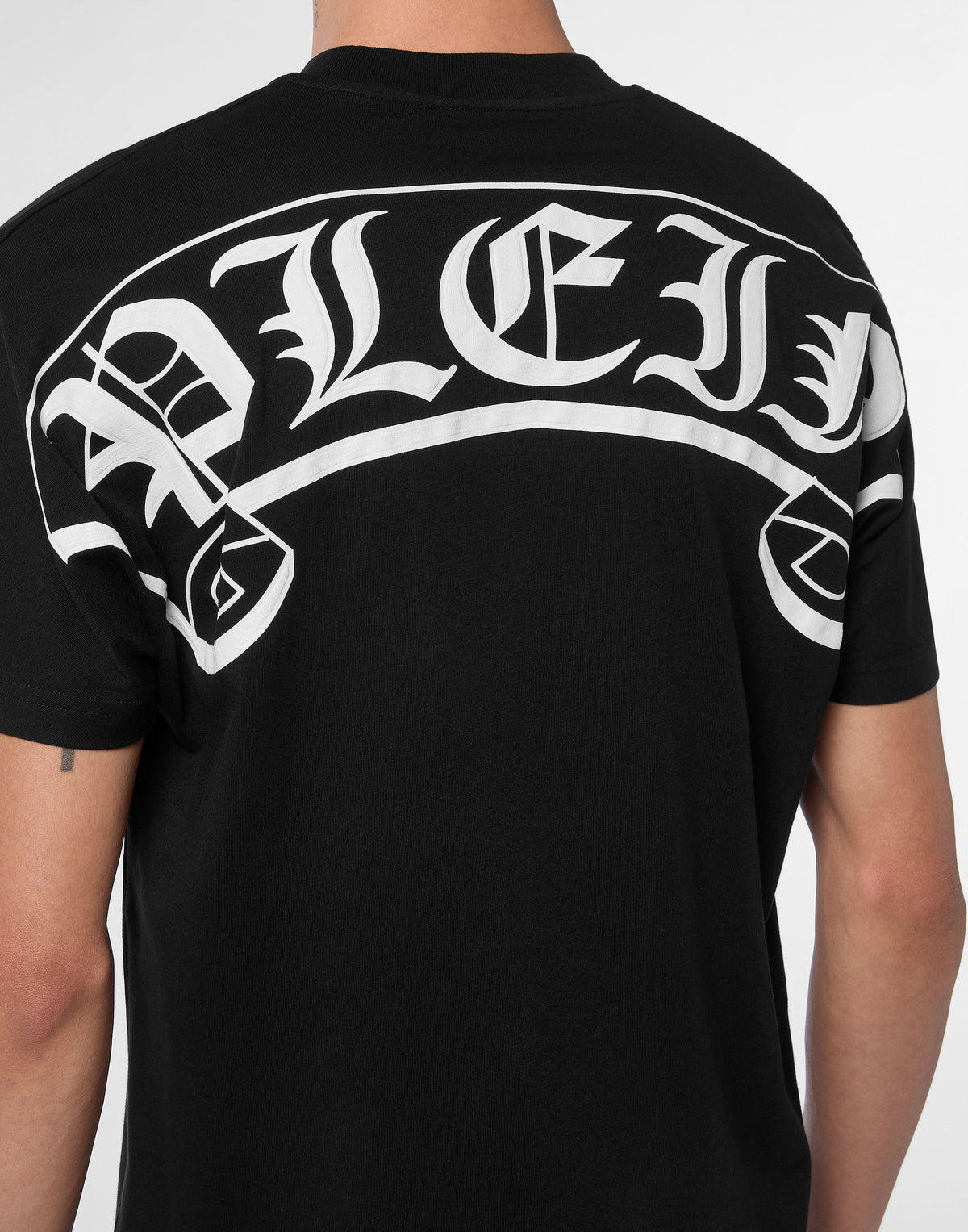 Philipp Plein Gothic Plein 黑色款背面大型哥德草書PLEIN白色印花展示