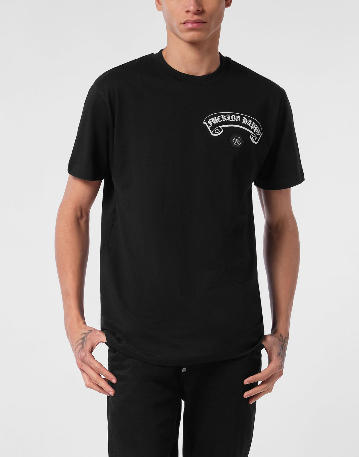 Philipp Plein Gothic Plein 黑色款左胸Fucking Happy白色哥德字樣六角徽章細節特寫