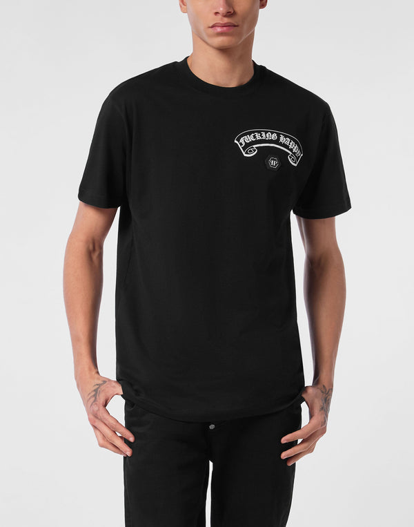 Philipp Plein Gothic Plein 黑色款左胸Fucking Happy白色哥德字樣六角徽章細節特寫