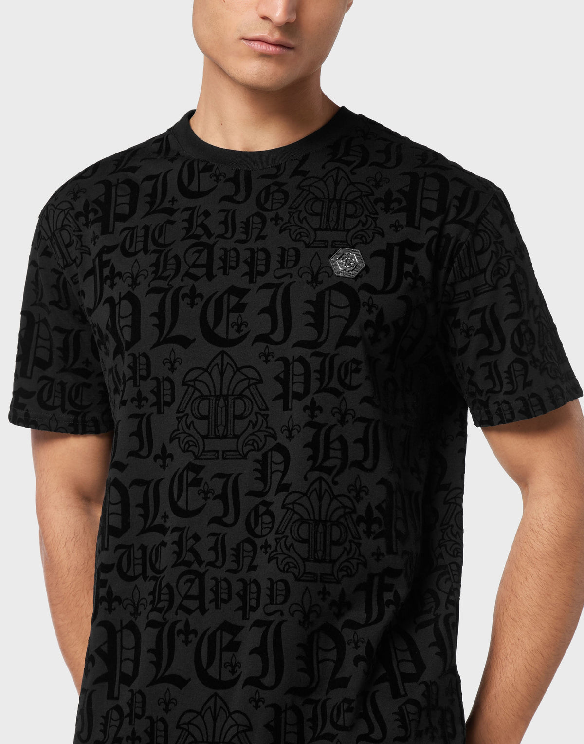 Philipp Plein Gothic Plein 左胸金銅色圓形金屬品牌徽章細節特寫