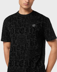 Philipp Plein Gothic Plein 左胸金銅色圓形金屬品牌徽章細節特寫