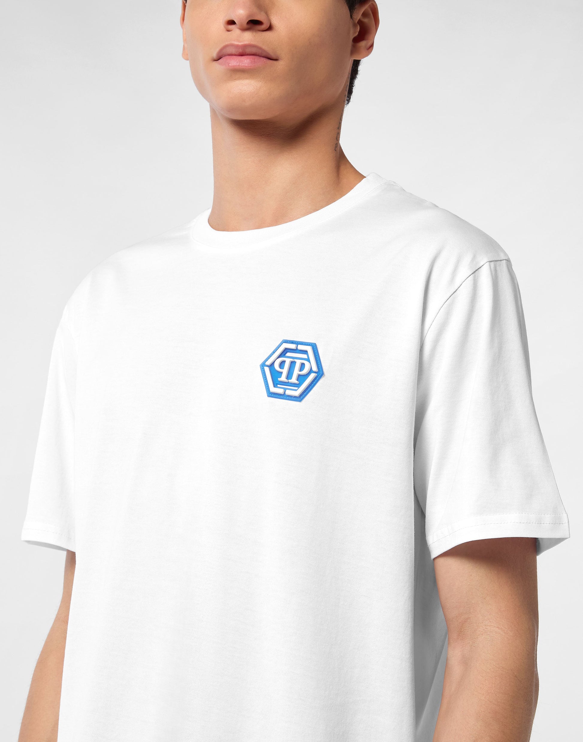 Philipp Plein Iconic Plein 藍色六角徽章特寫與領口PLEIN織標細節