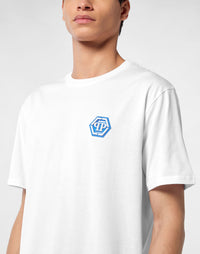 Philipp Plein Iconic Plein 藍色六角徽章特寫與領口PLEIN織標細節