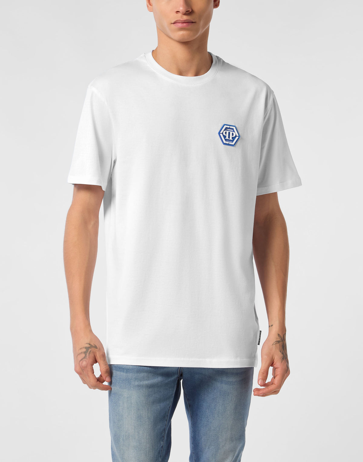 Philipp Plein Iconic Plein 左胸藍色六角形PP品牌徽章印花細節特寫