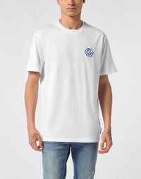 Philipp Plein Iconic Plein 左胸藍色六角形PP品牌徽章印花細節特寫