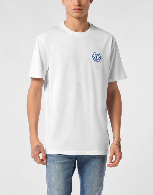 Philipp Plein Iconic Plein 左胸藍色六角形PP品牌徽章印花細節特寫