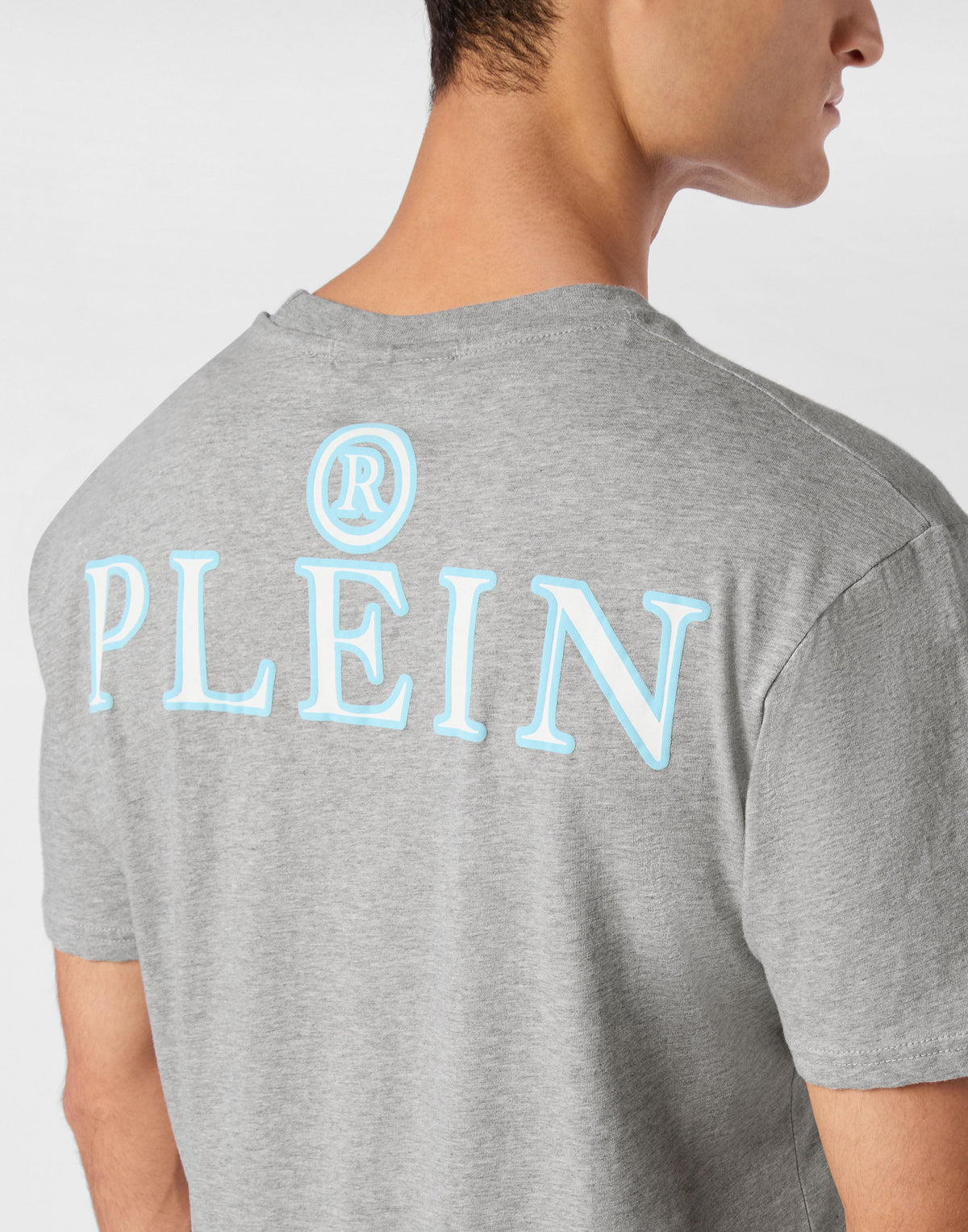 Philipp Plein Iconic Plein 灰色款背面大型藍色PLEIN字樣印花展示