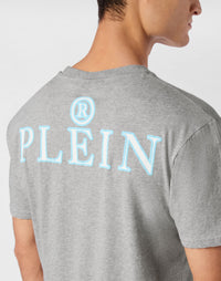 Philipp Plein Iconic Plein 灰色款背面大型藍色PLEIN字樣印花展示