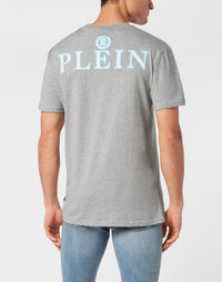 Philipp Plein Iconic Plein 灰色款背面大型藍色PLEIN字樣印花展示