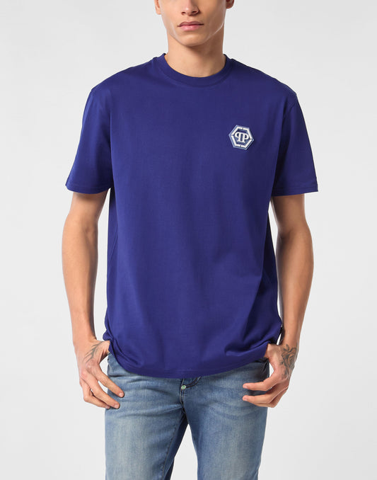 Philipp Plein Iconic Plein 寶藍款左胸白色六角形PP徽章印花細節特寫