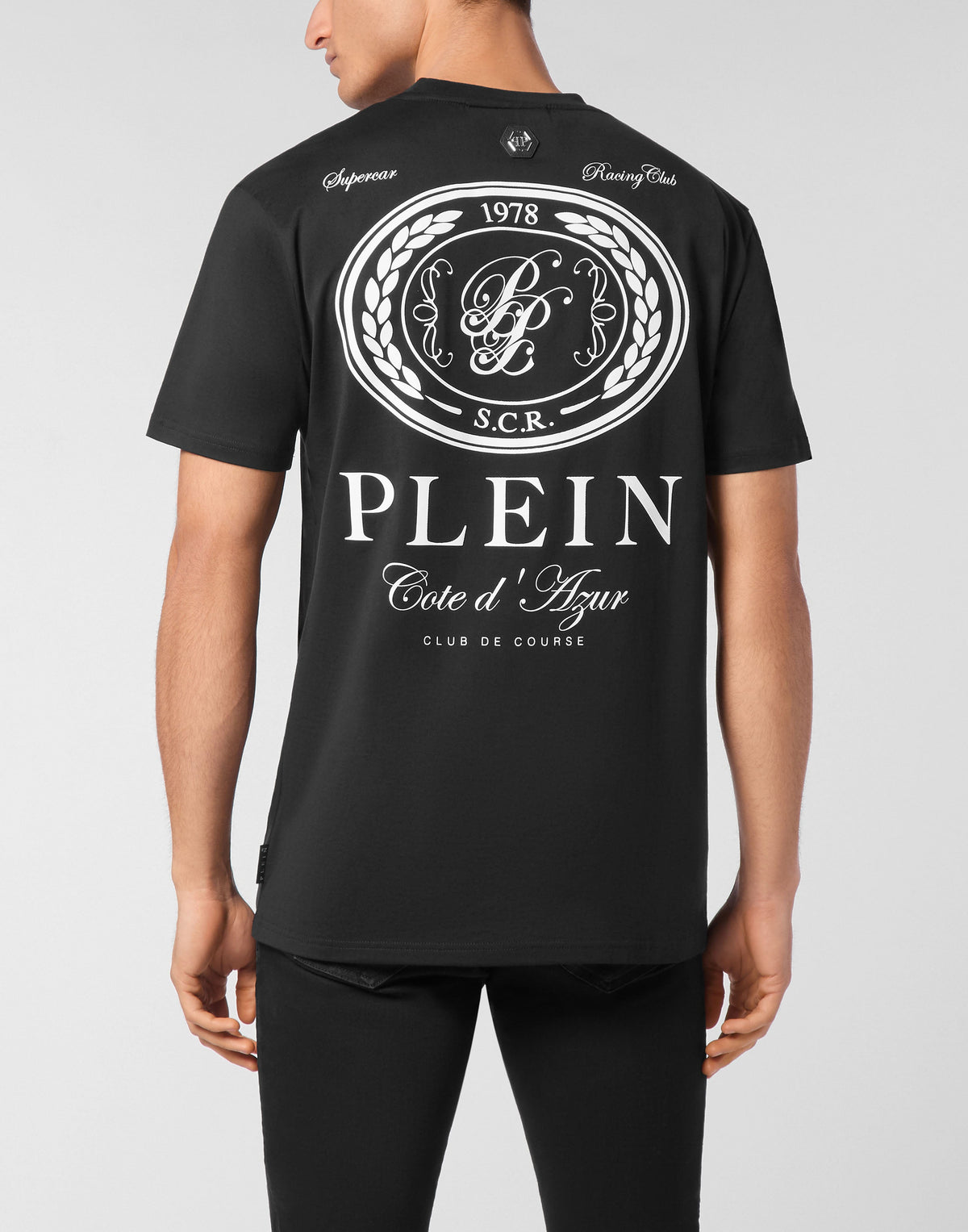 Philipp Plein Club The Course 黑色款背面圓形Club de Course徽章印花展示